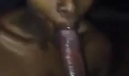 Appassionato Tette Masturbazione con il reggiseno e reverse cazzo con occhiali film porno completo trans leccare e succhiare le palle