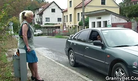 British Hot Granny Sapphire Louise piacere video porno completi la sua figa con un dildo