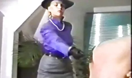 Texas Cougar Deauxma gioca con le sue film porn completi grandi tette e la figa in piscina!