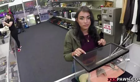 British MILF seducente film porno completi con animali sembra in un vestito di polizia