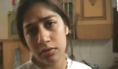 Bella ragazza si toglie la biancheria intima filmporno interi