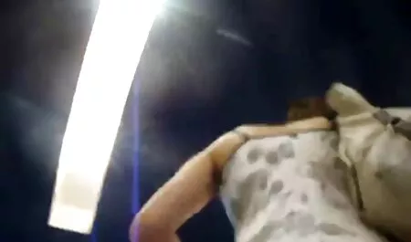 Ceca Milf fa selvaggio lap dance per cornea uomo film porno interi