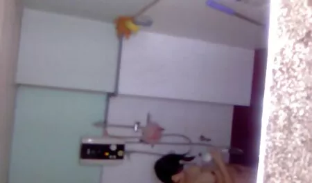 Pelle pallida, grande clitoride, giovane figa film pornografici completi gioca con le dita